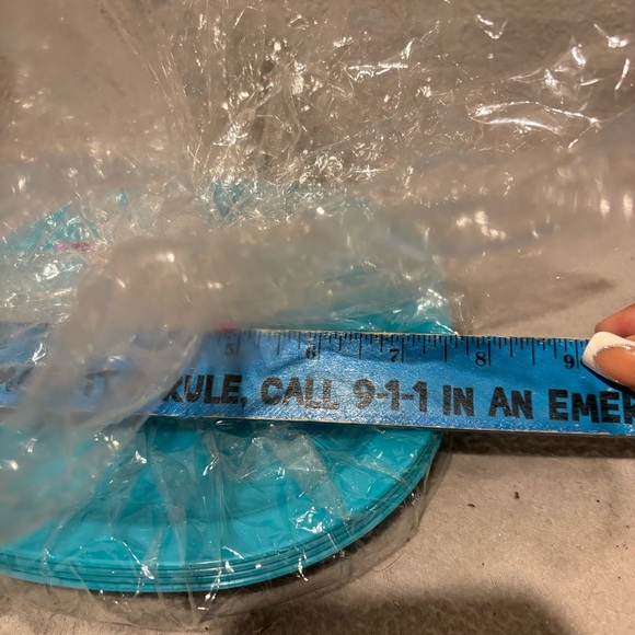 TUPPERWARE dinner plates set of 4 new - Picture 4 of 4